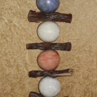 handgefertigter Keramik Kugelkette mit Weinreben Holz, 5 Kugeln