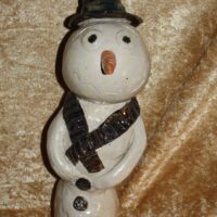 handgefertigter Keramik Schneemann mit blauem Schal