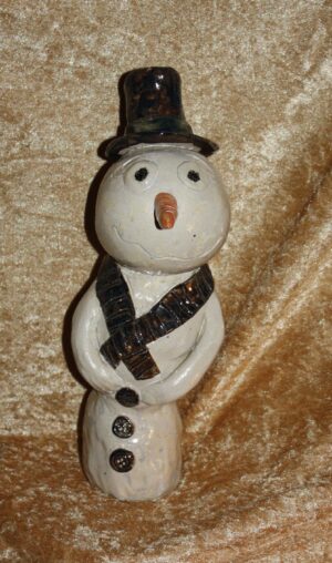 handgefertigter Keramik Schneemann mit blauem Schal