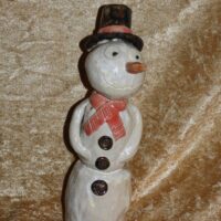 handgefertigter Keramik Schneemann mit rosa Schal